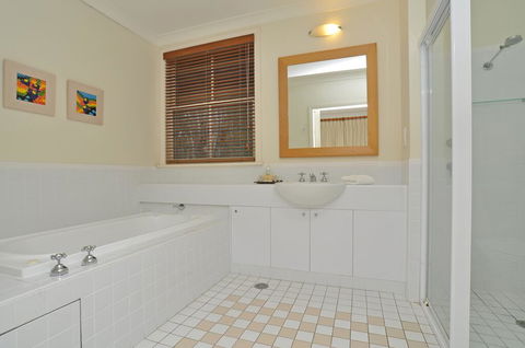 Villa Spa Executive 1br Burgundy Resort Condo Located Within Cypress Lakes Resort (nothing Is More Central) - Holiday Byron Bay 3