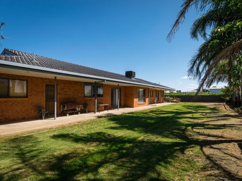 Vineyard Retreat Mildura - Holiday Byron Bay 2