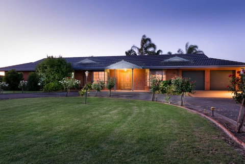 Vineyard Retreat Mildura - Holiday Byron Bay 0