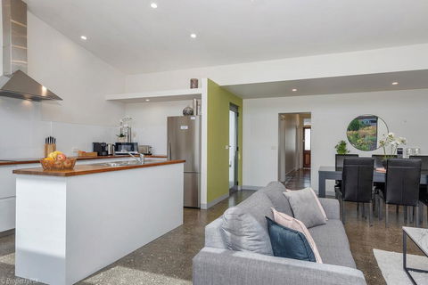 Walk To Salamanca, Queens Cottage LUX 3bdm Queens Cottage - Holiday Byron Bay 1