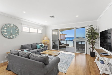Wanda Waterfront Retreat - Beautiful Beach House - Holiday Byron Bay 2