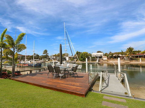WATERFRONT HOME BORDERING MOOLOOLABA - Holiday Byron Bay 1