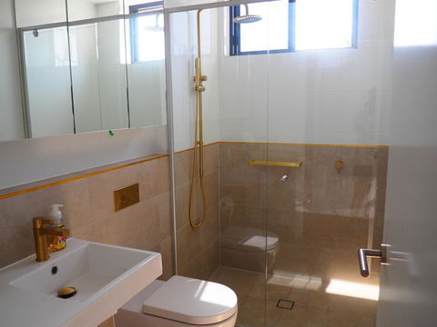 Waterfront Quiet Room - Holiday Byron Bay 2