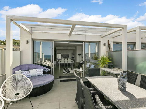 WATERFRONT THREE- In The Heart Of Lorne - Holiday Byron Bay 1