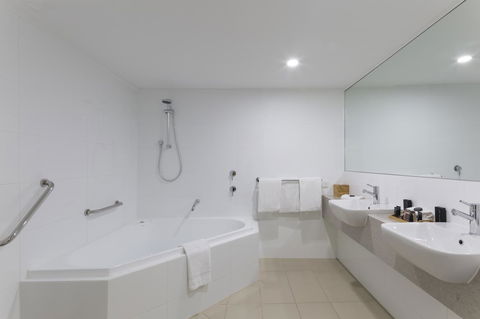 The Dingley Hotel - Holiday Byron Bay 11