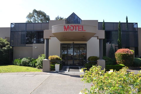 The Dingley Hotel - Holiday Byron Bay 1
