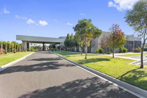 Quality Hotel Point Cook - Holiday Byron Bay 7