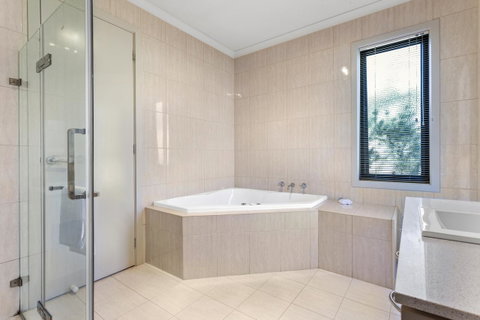 Quality Hotel Point Cook - Holiday Byron Bay 12