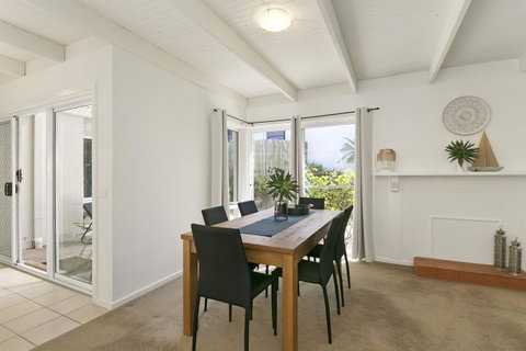 Mysa Anglesea Sleeps 7 WiFi SmartTV Cafes Shops - Holiday Byron Bay 9