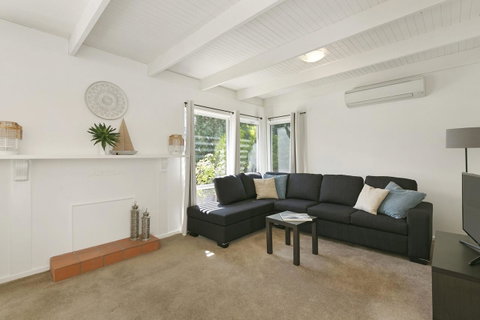 Mysa Anglesea Sleeps 7 WiFi SmartTV Cafes Shops - Holiday Byron Bay 2