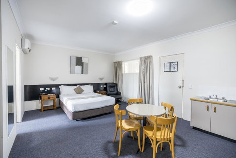 Emerald Maraboon Motor Inn - Holiday Byron Bay 26