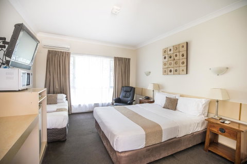 Emerald Maraboon Motor Inn - Holiday Byron Bay 40