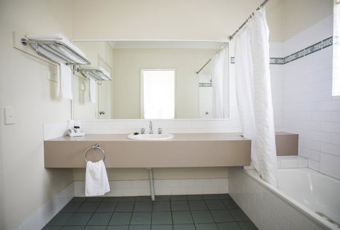 Emerald Maraboon Motor Inn - Holiday Byron Bay 25