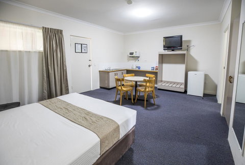 Emerald Maraboon Motor Inn - Holiday Byron Bay 28