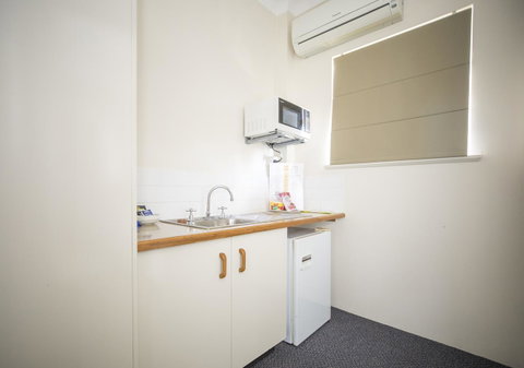 Emerald Maraboon Motor Inn - Holiday Byron Bay 31