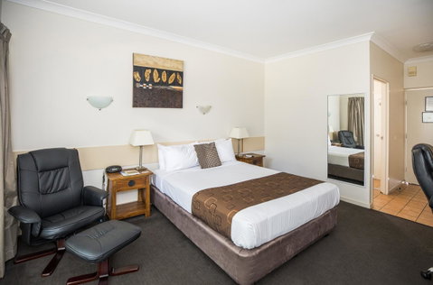 Emerald Maraboon Motor Inn - Holiday Byron Bay 36