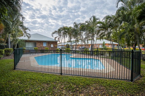 Emerald Maraboon Motor Inn - Holiday Byron Bay 11