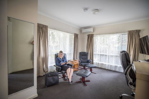 Emerald Maraboon Motor Inn - Holiday Byron Bay 44
