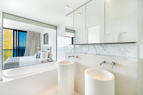 Oracle Resort Broadbeach - Gclr - Holiday Byron Bay 2