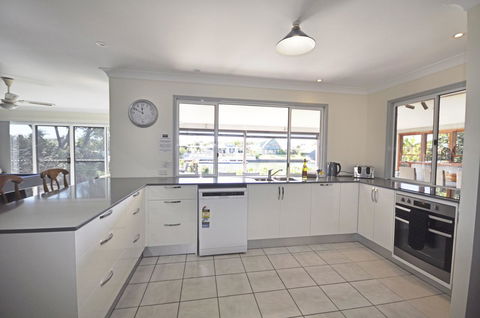 Bribie Island Canal Holiday Destination! - Holiday Byron Bay 5