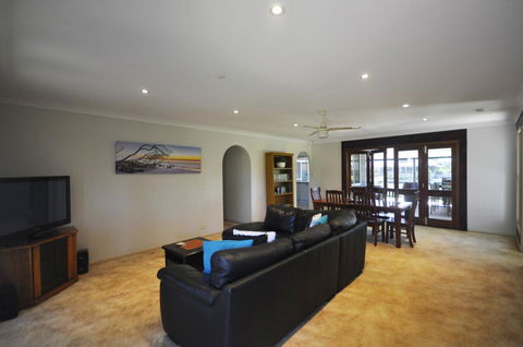 Bribie Island Canal Holiday Destination! - Holiday Byron Bay 3