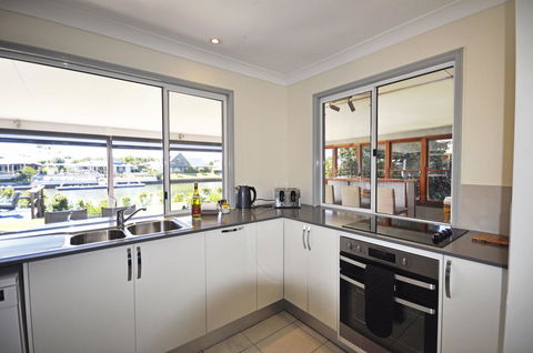 Bribie Island Canal Holiday Destination! - Holiday Byron Bay 4