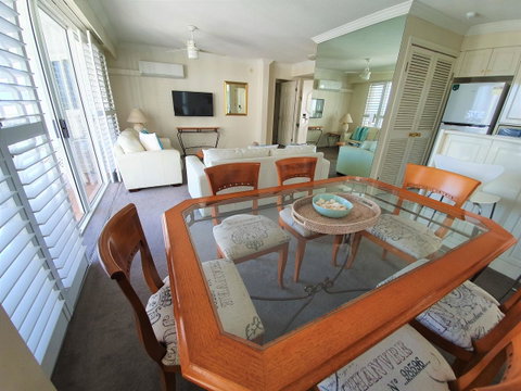 Broadbeach Holiday Apartments - Holiday Byron Bay 15