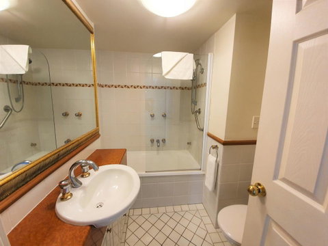 Broadbeach Holiday Apartments - Holiday Byron Bay 12
