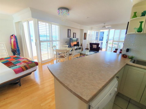 Broadbeach Holiday Apartments - Holiday Byron Bay 9