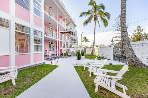 The Pink Hotel Coolangatta - Holiday Byron Bay 0