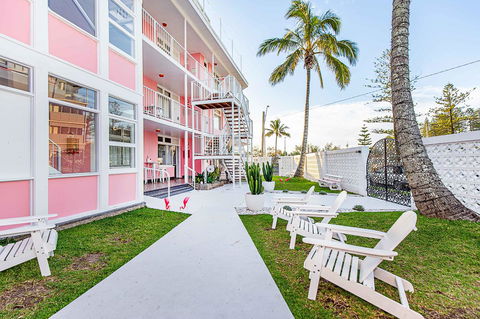 The Pink Hotel Coolangatta - Holiday Byron Bay 2