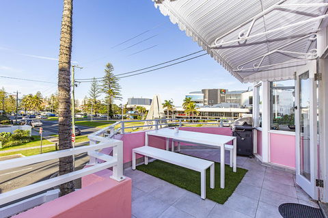 The Pink Hotel Coolangatta - Holiday Byron Bay 6