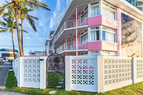 The Pink Hotel Coolangatta - Holiday Byron Bay 1