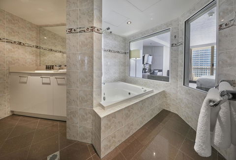 Novotel Surfers Paradise - Holiday Byron Bay 10