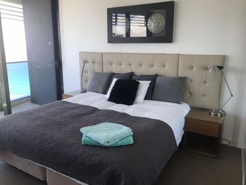 Luxury 3 Bedroom In Heart Of Broadbeach - Holiday Byron Bay 20