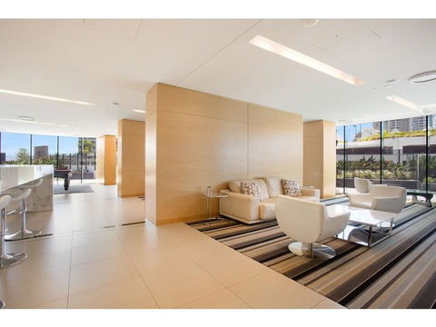Luxury 3 Bedroom In Heart Of Broadbeach - Holiday Byron Bay 8