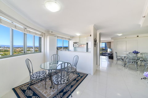 The Meriton Apartments On Main Beach - Holiday Byron Bay 15