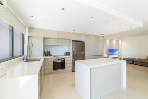 The Meriton Apartments On Main Beach - Holiday Byron Bay 9