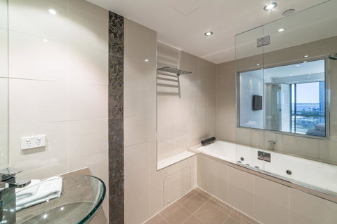 The Meriton Apartments On Main Beach - Holiday Byron Bay 8