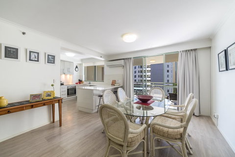 The Meriton Apartments On Main Beach - Holiday Byron Bay 2