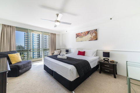 The Meriton Apartments On Main Beach - Holiday Byron Bay 1
