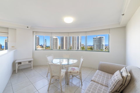 The Meriton Apartments On Main Beach - Holiday Byron Bay 4