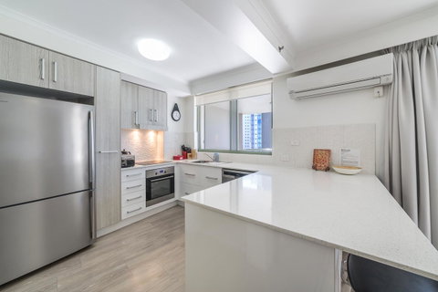 The Meriton Apartments On Main Beach - Holiday Byron Bay 12