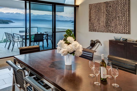 Waves 3 Luxury 3 Bedroom Endless Ocean Views Central Location + Buggy - Holiday Byron Bay 0