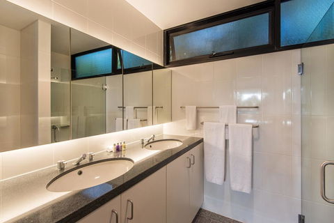 Waves 3 Luxury 3 Bedroom Endless Ocean Views Central Location + Buggy - Holiday Byron Bay 1