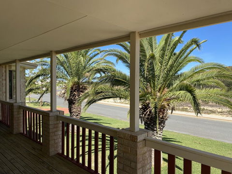 Whispering Palms - Holiday Byron Bay 1