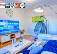 Wollongong station holiday house with Wi-Fi75 Inch TV NetflixParkingBeach - Holiday Byron Bay