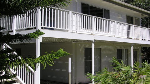 Wonky Pine Beach House, NARRWALLEE- 4 Bedroom - Holiday Byron Bay 0
