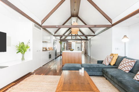 Your Luxury Escape - On The Bay - Stunning Beachfront Apartment - Holiday Byron Bay 2