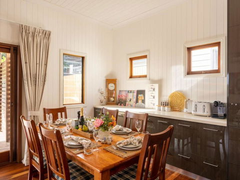 6KM To CBD Convenient 5BR Queenslander Coorparoo - Holiday Byron Bay 0